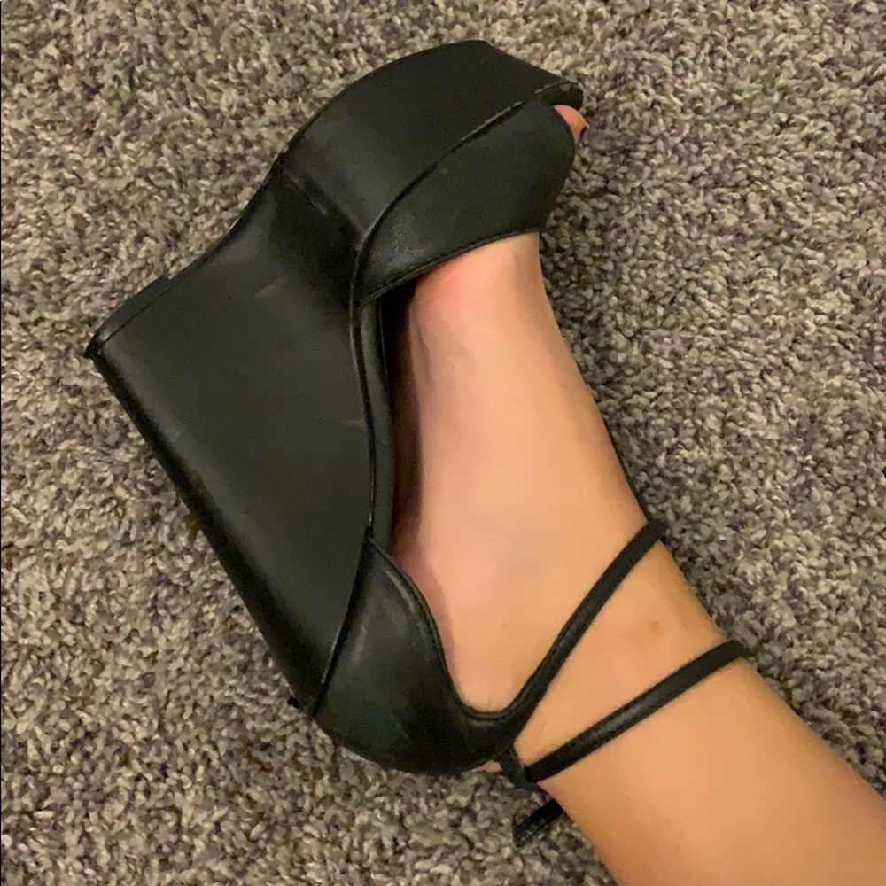 black wedges